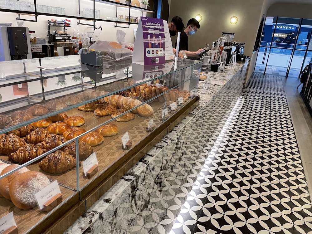 Christine's Bakery, Publika